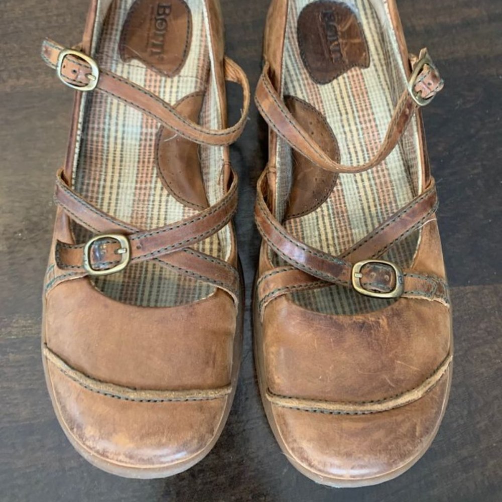 Women's Born brown strappy shoes size 8.5M